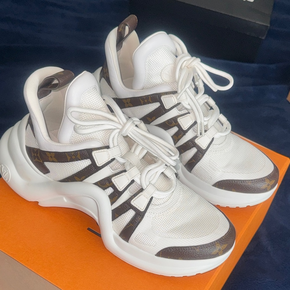 Elegant White and Brown Women's Sneakers

#louisVitton